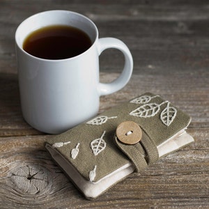 Cartera para té de algodón color caqui con hojas bordadas a mano en blanco natural, porta té inspirado en la naturaleza, regalo para los amantes del té