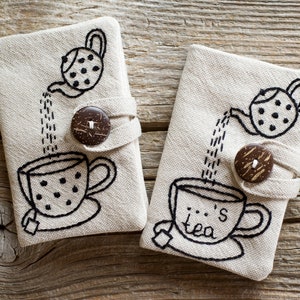 Cartera para bolsitas de té con monograma personalizado, organizador de bolsitas de té de lino y algodón con tetera y taza de té bordadas a mano, regalo para amantes del té