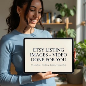 Peut inclure: Une personne tient une tablette affichant le texte "ETSY LISTING IMAGES + VIDEO DONE FOR YOU". La tablette est noire avec un écran blanc. La personne porte un pull bleu clair. L'arrière-plan comprend des plantes et une bibliothèque.