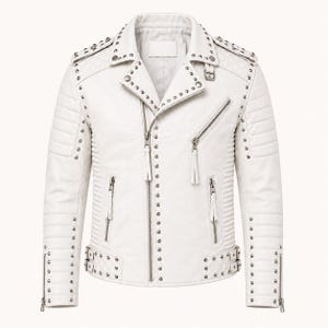 Puede incluir: Chaqueta de cuero blanca estilo biker con tachuelas plateadas. Presenta cuello con solapas, múltiples bolsillos con cremallera y detalles acolchados en hombros y mangas. La cintura tiene una hebilla.
