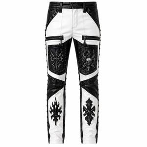 Puede incluir: Pantalones en blanco y negro con un diseño de bloques de color, paneles de aspecto de cuero negro y secciones blancas. Incluyen tachuelas de metal plateado, bolsillos con cremallera y parches negros detallados con motivos de calaveras y cruces.