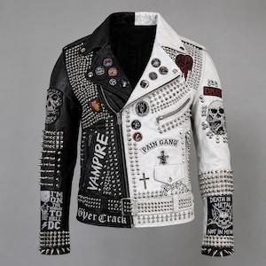 Chaqueta de cuero para hombre, bicolor, blanca y negra, con tachuelas, parches de calaveras y pinchos plateados.
