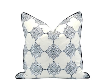 Peut inclure: Un coussin blanc avec un motif géométrique bleu et blanc et une bordure noire.