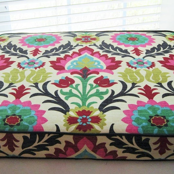 Cojín de asiento/comedor en diseño de flor del desierto de Santa María con ribete negro (descripción a continuación)