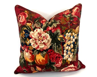 Queensland in Crimson Decorative Pillow Cover