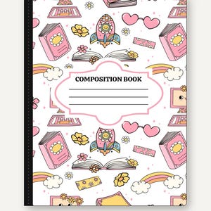 Può includere: Un quaderno con copertina bianca caratterizzato da un motivo ripetuto di computer rosa, libri, occhiali a forma di cuore, razzi, arcobaleni e fiori. Un'etichetta centrale bianca con bordo rosa riporta il testo COMPOSITION BOOK.