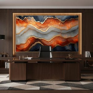 以下が含まれることがあります： オレンジ、青、金色の抽象画が飾られたモダンなオフィスインテリア。暗い木製の机と黒い革張りの椅子がアートワークの前に配置されています。部屋には、模様入りのラグ、植物、フロアランプがあります。
