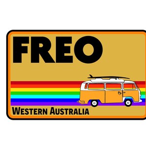 Może przedstawiać: Prostokątna naklejka z beżowym tłem, zawierająca czarny napis FREO u góry i WESTERN AUSTRALIA u dołu. Poziomy tęczowy pasek biegnie przez środek, z żółtym kamperem przewożącym deskę surfingową na dachu.
