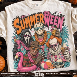 Könnte beinhalten: Ein cremefarbenes T-Shirt mit einem Grafikdruck und dem Text SUMMERWEEN. Das Design zeigt vier Horrorfiguren mit Sonnenbrillen und tropischer Kleidung, die Getränke halten, sowie einen pinken Flamingo-Schwimmring und einen Strandball.