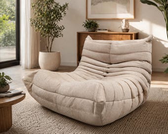 Iconica poltrona lounge plissettata / Divano moderno da pavimento in pelle scamosciata color crema, seduta di design