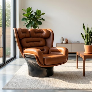 Puede incluir: Un sillón moderno de cuero marrón con un diseño curvo único. La silla tiene una base negra y está situada en una habitación luminosa con plantas y una alfombra neutra. El diseño de la silla presenta un reposacabezas y reposabrazos acolchados.
