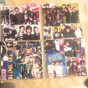 Könnte beinhalten: Eine Collage aus vier rechteckigen Drucken mit Bandfotografien. Oben links ist Green Day zu sehen, oben rechts verschiedene Bandmitglieder, unten links ein Blink-182-Schlagzeug mit Text und unten rechts ist die Band Blink-182 abgebildet.