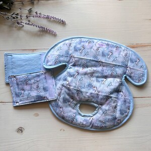 May include: A baby car seat cover set with a light blue and white Olaf the snowman pattern. The set includes a headrest cover, a seatbelt cover, and a small rectangular cover. The edges are trimmed with light blue fabric.