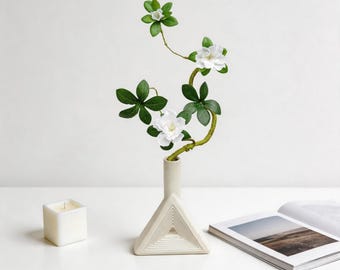 Rama de gardenia de seda artificial, tallo floral estilo ikebana, decoración zen minimalista.