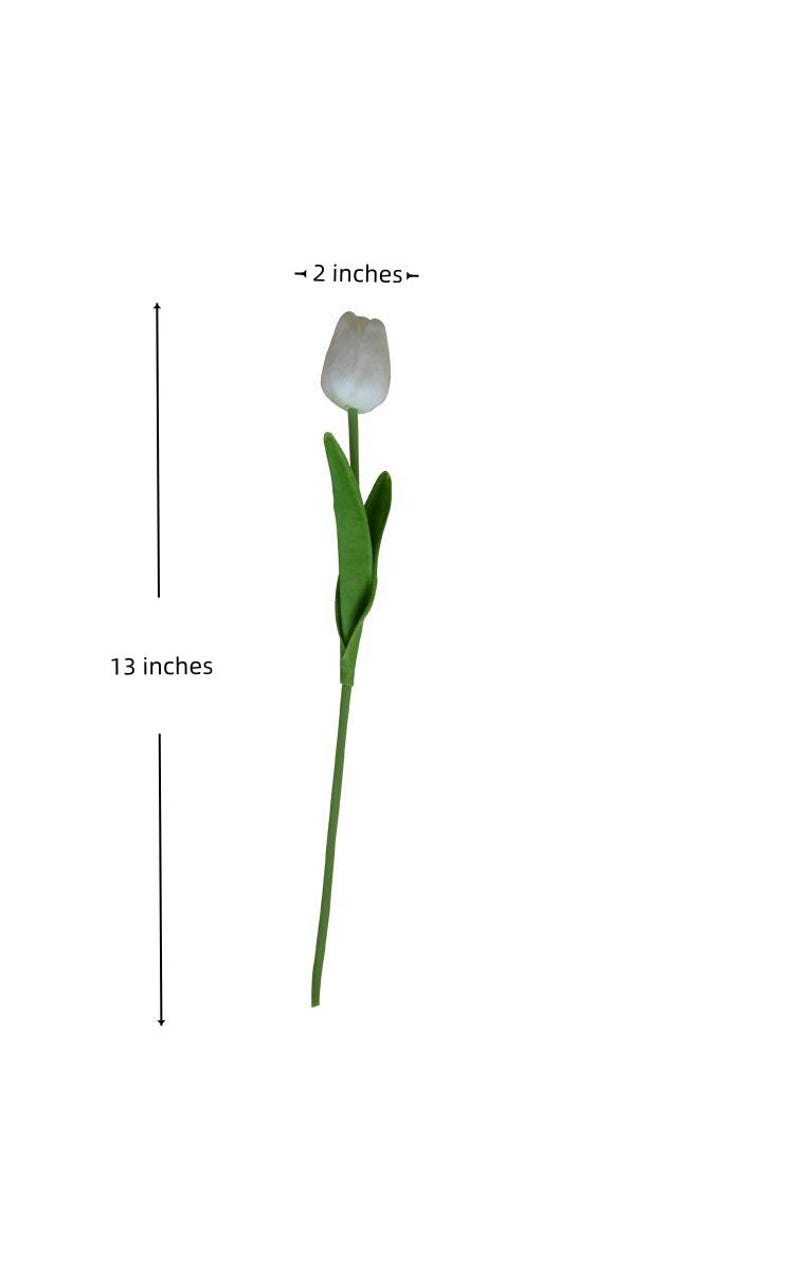 Puede incluir: Un solo tulip&aacute;n artificial con una flor blanca y un tallo y hojas verdes. La flor mide aproximadamente 5 cm de largo, y el tallo entero mide 33 cm de largo.