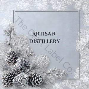 Puede incluir: Un fondo cuadrado gris claro con las palabras "ARTISAN DISTILLERY" en texto negro. La imagen está enmarcada por un borde plateado y decorada con agujas de pino y piñas escarchadas.