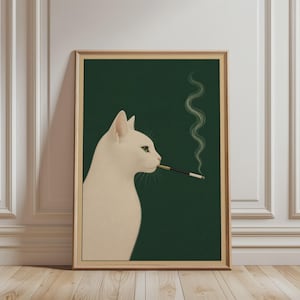 Könnte beinhalten: Gerahmter Kunstdruck mit einer weißen Katze mit grünen Augen, die eine Zigarette in einer Halterung raucht. Die Katze ist vor einem dunkelgrünen Hintergrund platziert, mit einer Rauchwolke. Das Kunstwerk befindet sich in einem Holzrahmen.