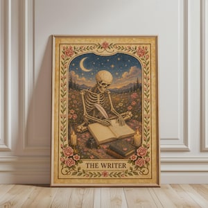 Könnte beinhalten: Gerahmter Kunstdruck mit einem Skelett, das in einem Buch schreibt, umgeben von Blumen und Kerzen. Das Kunstwerk hat eine Vintage-Ästhetik, mit einem Nachthimmel-Hintergrund und dem Text "THE WRITER" unten. Der Rahmen ist mit Rosen verziert.