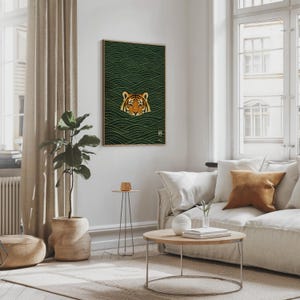 Pode incluir: Uma impress&atilde;o art&iacute;stica emoldurada com a cabe&ccedil;a de um tigre emergindo de ondas verdes estilizadas. O tigre tem listras laranja e pretas e um rosto branco. O fundo &eacute; verde escuro com um padr&atilde;o de ondas. A moldura &eacute; marrom claro.