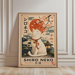 Op de afbeelding: Een ingelijste vintage-stijl print met een witte kat met een rode halsband en bel, tegen een achtergrond van een rode zon, kersenbloesems en Japanse tekst. De print is getiteld "Shiro Neko" in het Engels en Japans.