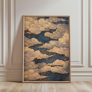 Könnte beinhalten: Ein gerahmter Kunstdruck mit einer Himmelslandschaft. Das Kunstwerk zeigt wirbelnde, strukturierte Wolken in Creme- und Goldtönen vor einem tiefblauen Hintergrund. Winzige goldene Sterne sind über die Szene verstreut und erzeugen eine verträumte Atmosphäre.