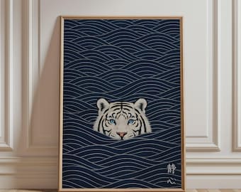 Arte de parede japonesa, estampa de tigre branco nadando, arte em estilo Ukiyo-e com ondas azuis, pôster minimalista de animal asiático para decoração de casa japonesa.