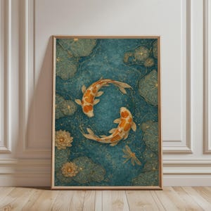 Könnte beinhalten: Gerahmter Kunstdruck mit zwei Koi-Karpfen, die in einem türkisfarbenen Teich schwimmen, umgeben von Seerosen und einer Libelle. Die Fische sind orange und weiß, und die Seerosen sind grün und goldfarben. Das Kunstwerk ist in einem Holzrahmen.