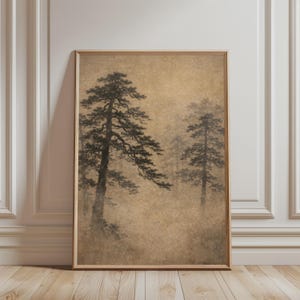 Könnte beinhalten: Gerahmter Kunstdruck mit einer sepiafarbenen Waldszene. Das Kunstwerk zeigt hohe, dunkle Bäume mit detaillierten Ästen vor einem dunstigen Hintergrund. Der Druck ist in einem hellbraunen Holzrahmen gefasst, geeignet für die Inneneinrichtung.