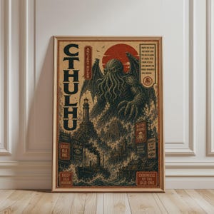 Könnte beinhalten: Ein gerahmtes Poster im Vintage-Stil mit dem Wort "CTHULHU". Das Kunstwerk zeigt eine monströse Kreatur mit Flügeln und Tentakeln, die aus dem Meer aufsteigt, mit einem Leuchtturm und einer roten Sonne im Hintergrund. Das Poster enthält Text wie "Deep Sea Horror".