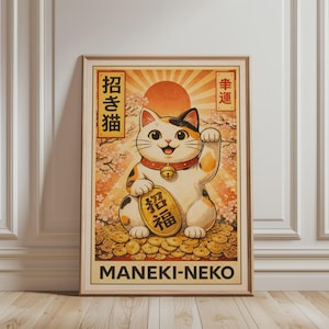 Könnte beinhalten: Gerahmtes Maneki-Neko-Poster. Die Illustration zeigt eine lächelnde Schildpattkatze mit erhobener Pfote, die eine Goldmünze hält. Der Hintergrund umfasst eine aufgehende Sonne, Kirschblüten und japanischen Text. Die Worte "MANEKI-NEKO" stehen unten.