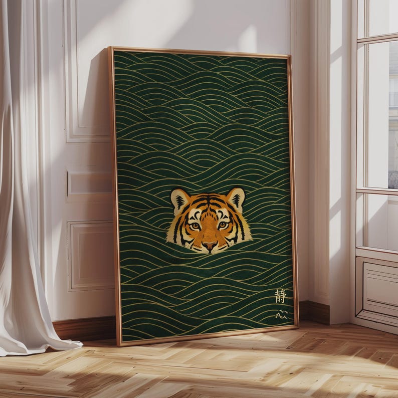 Pode incluir: Impress&atilde;o art&iacute;stica emoldurada com o rosto de um tigre emergindo de ondas verdes estilizadas com detalhes dourados. O tigre tem listras laranja e pretas. A obra de arte tem uma moldura dourada e texto japon&ecirc;s.