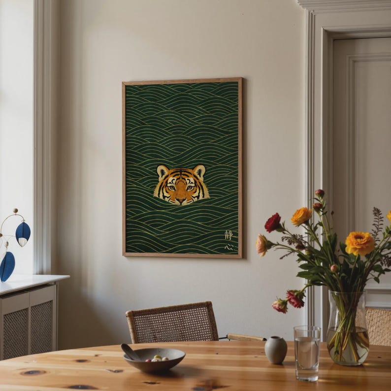 Pode incluir: Impress&atilde;o art&iacute;stica emoldurada com o rosto de um tigre emergindo de &aacute;gua verde com padr&otilde;es de ondas douradas. O tigre tem listras laranja e pretas. A obra de arte est&aacute; em uma moldura de madeira e inclui texto japon&ecirc;s.