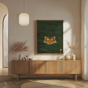 Pode incluir: Uma impress&atilde;o art&iacute;stica emoldurada com o rosto de um tigre emergindo de &aacute;gua verde com padr&otilde;es de ondas douradas. O tigre tem listras laranja e pretas. A obra de arte &eacute; exibida em um arm&aacute;rio de madeira.