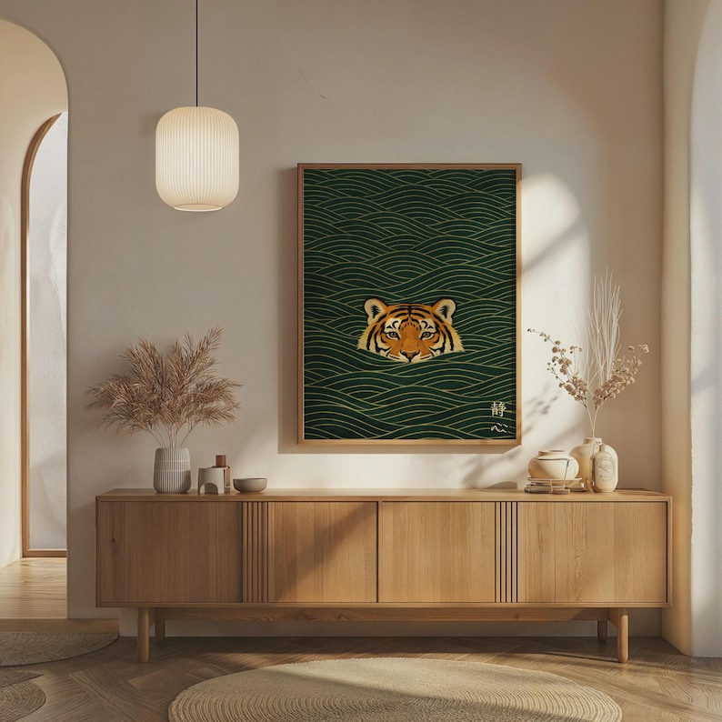Pode incluir: Uma impress&atilde;o art&iacute;stica emoldurada com o rosto de um tigre emergindo de &aacute;gua verde com padr&otilde;es de ondas douradas. O tigre tem listras laranja e pretas. A obra de arte &eacute; exibida em um arm&aacute;rio de madeira.