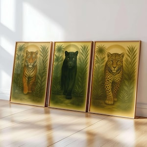 Könnte beinhalten: Drei gerahmte Kunstdrucke mit Großkatzen: ein Tiger, ein schwarzer Panther und ein Leopard. Jedes Tier wird in einer Dschungelumgebung mit goldenem Hintergrund und Holzrahmen dargestellt. Der Tiger ist orange und schwarz, der Panther ist schwarz und der Leopard ist hellbraun mit schwarzen Flecken.