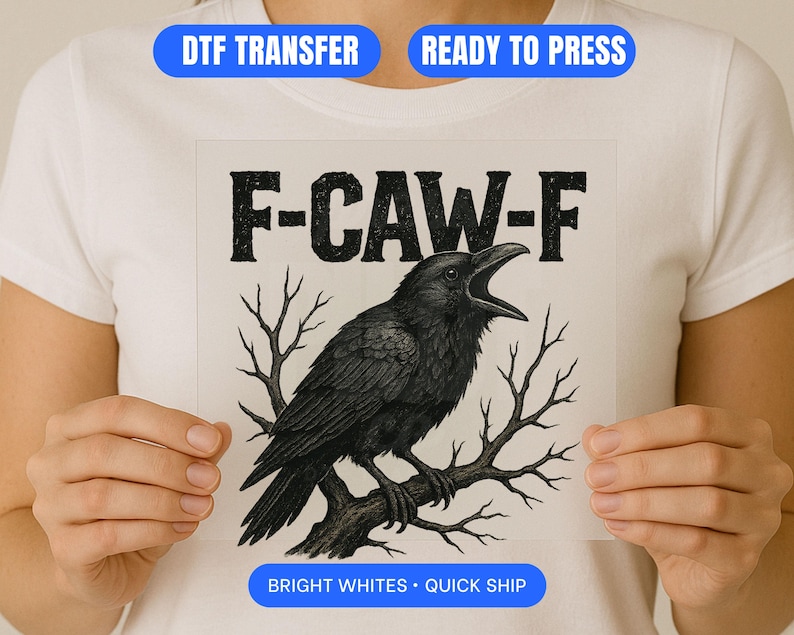 Pu&ograve; includere: Grafica in bianco e nero di un corvo appollaiato su un ramo, con la scritta "F-CAW-F" sopra. L'immagine &egrave; un trasferimento DTF, pronto per la stampa, con bianchi brillanti e spedizione veloce.