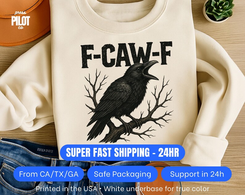 Pu&ograve; includere: Felpa color crema con un corvo nero posato su un ramo e la scritta "F-CAW-F". La stampa &egrave; realizzata su una base bianca per un colore fedele. Un capo d'abbigliamento casual.