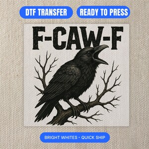 Pu&ograve; includere: Illustrazione di un corvo nero appollaiato su un ramo, con la scritta "F-CAW-F" sopra. L'immagine &egrave; un trasferimento DTF, pronto per la stampa, con bianchi brillanti e spedizione veloce.