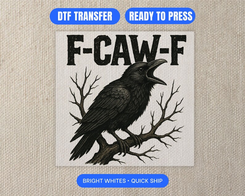 Pu&ograve; includere: Illustrazione di un corvo nero appollaiato su un ramo, con la scritta "F-CAW-F" sopra. L'immagine &egrave; un trasferimento DTF, pronto per la stampa, con bianchi brillanti e spedizione veloce.