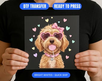 Calcomanía de transferencia DTF de cachorro doodle, Goldendoodle listo para imprimir para el Día de San Valentín, calcomanía de perro adorable con gafas de sol, camiseta rosa para mascota coqueta