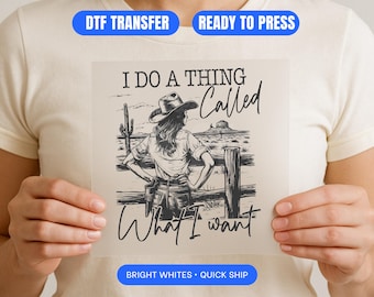 Może przedstawiać: Biały transfer DTF z czarno-białą ilustracją kowbojki w kapeluszu kowbojskim, z napisem "I DO A THING Called What I want". Transfer zawiera również tekst "DTF TRANSFER", "READY TO PRESS" i "BRIGHT WHITES • QUICK SHIP".
