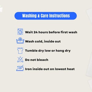 Pu&ograve; includere: Grafica con istruzioni di lavaggio e cura. Il testo include: Attendere 24 ore prima del primo lavaggio, lavare a freddo al rovescio, asciugare in asciugatrice a bassa temperatura o appendere, non candeggiare e stirare al rovescio a bassa temperatura.