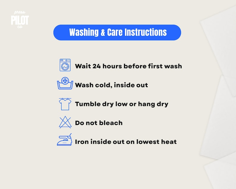 Pu&ograve; includere: Grafica con istruzioni di lavaggio e cura. Il testo include: Attendere 24 ore prima del primo lavaggio, lavare a freddo al rovescio, asciugare in asciugatrice a bassa temperatura o appendere, non candeggiare e stirare al rovescio a bassa temperatura.