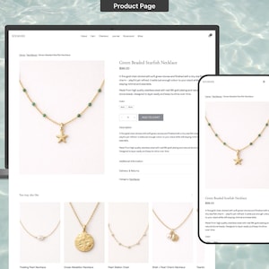 Op de afbeelding: Een gouden ketting met groene kralen en een zeester-bedel wordt weergegeven op een laptop en een smartphone. De ketting wordt getoond tegen een waterachtergrond. De productpagina is zichtbaar op beide apparaten.