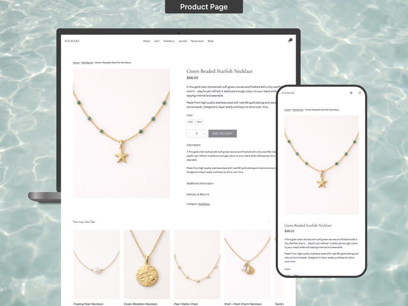 Op de afbeelding: Een gouden ketting met groene kralen en een zeester-bedel wordt weergegeven op een laptop en een smartphone. De ketting wordt getoond tegen een waterachtergrond. De productpagina is zichtbaar op beide apparaten.