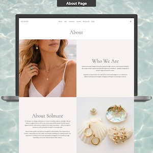 Op de afbeelding: Een laptop toont de "Over ons" pagina van een sieradenwebsite, met een vrouw die sieraden draagt. De pagina bevat tekst over het merk en afbeeldingen van sieraden, waaronder oorbellen en kettingen. De achtergrond is een watertextuur.