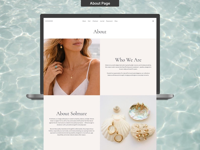 Op de afbeelding: Een laptop toont de "Over ons" pagina van een sieradenwebsite, met een vrouw die sieraden draagt. De pagina bevat tekst over het merk en afbeeldingen van sieraden, waaronder oorbellen en kettingen. De achtergrond is een watertextuur.