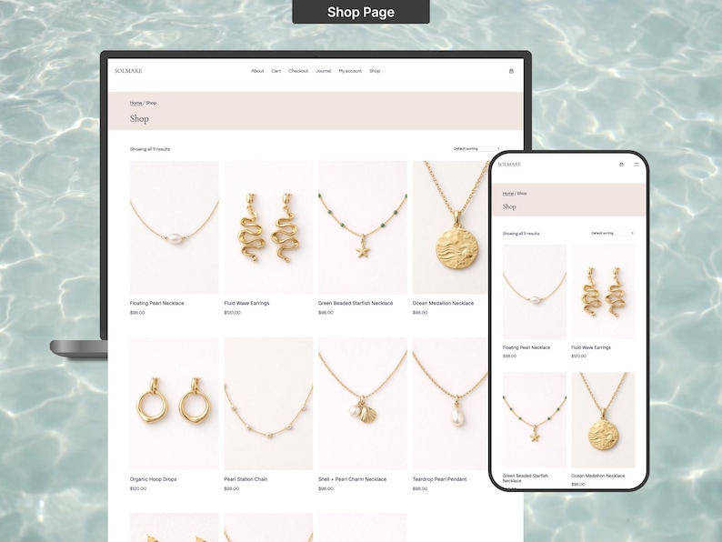 Op de afbeelding: Een laptop en smartphone tonen een e-commerce shop pagina met diverse goudkleurige sieraden. De selectie omvat kettingen, oorbellen en hangers, met parels, zeesterren en golfmotieven. De naam van de winkel is zichtbaar.