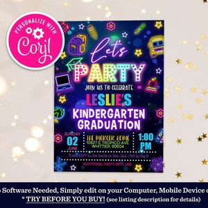 Op de afbeelding: Een neonkleurige uitnodiging voor een kleutergraduatiefeest. De uitnodiging heeft een blauwe achtergrond met een neonbord waarop staat "Let's Party" en "Leslie's Kindergarten Graduation". De uitnodiging bevat ook de datum, tijd en locatie van het feest.