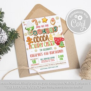 Op de afbeelding: Een kerstthema-uitnodiging voor een 6e verjaardagsfeest. De uitnodiging toont een peperkoekman, een mok warme chocolademelk en een bord met koekjes. De tekst luidt "Doe mee met ons voor koekjes, chocolademelk en kerstvreugde om de 6e verjaardag van Caitlyn te vieren".